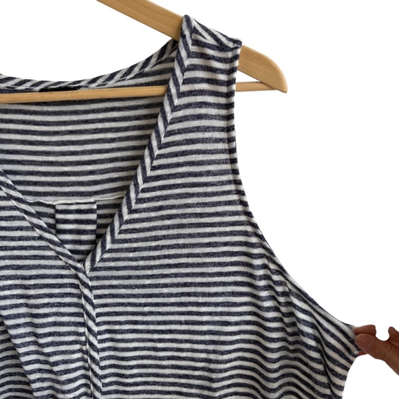Torrid White Blue Striped Nautical Coastal Sleeveless Tank Top Blouse Women's 4 - Picture 3 of 7